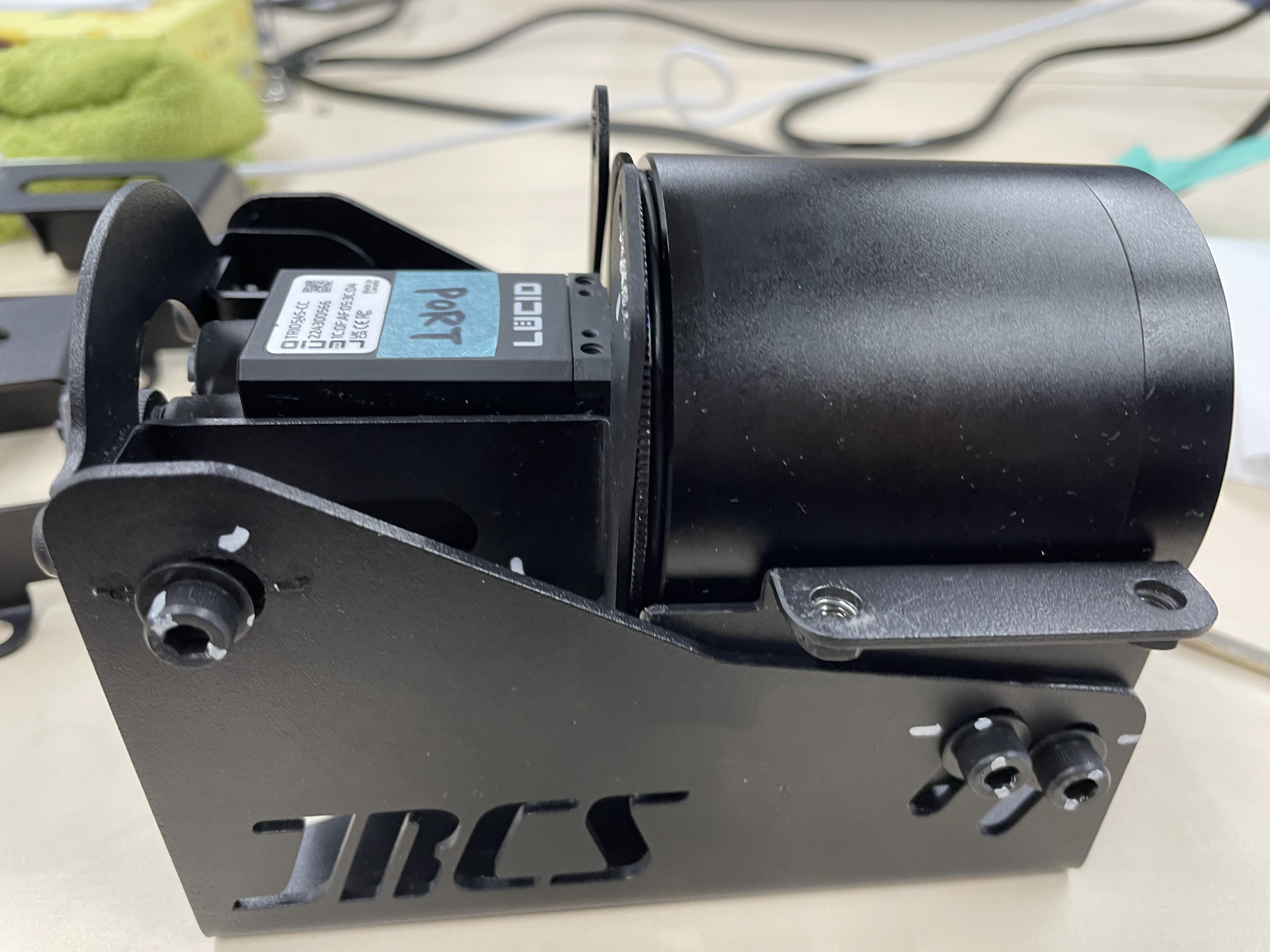 机の上に置かれたカメラ 中程度の精度で自動的に生成された説明