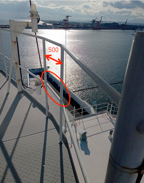 桟橋の上にいる船 中程度の精度で自動的に生成された説明