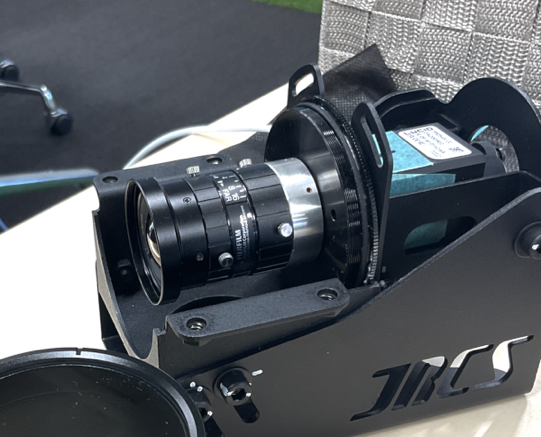 台の上に置かれたカメラ 低い精度で自動的に生成された説明