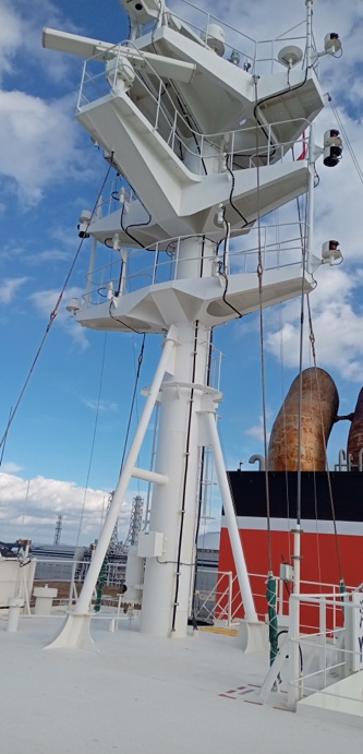 スキー場のリフト 低い精度で自動的に生成された説明