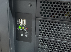 スピーカーの白黒写真 中程度の精度で自動的に生成された説明